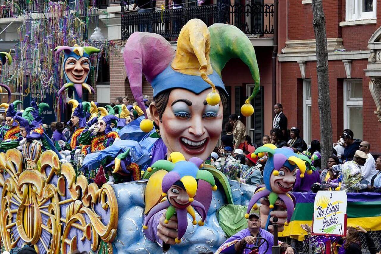 Mardi gras parade in New orleans | FlyCheapAlways