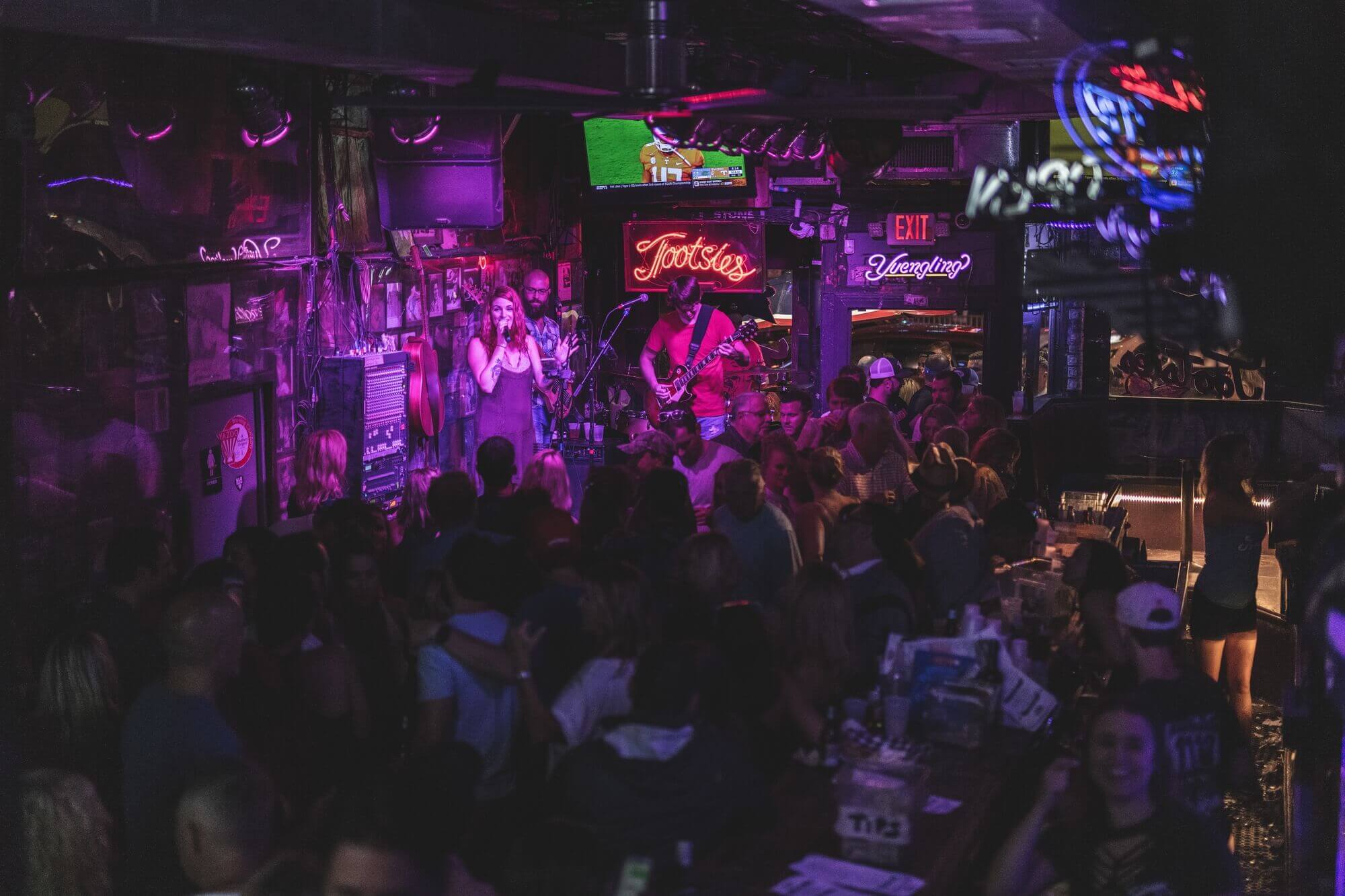 Live music and people having fun in tootsies in nashville | FlyCheapAlways