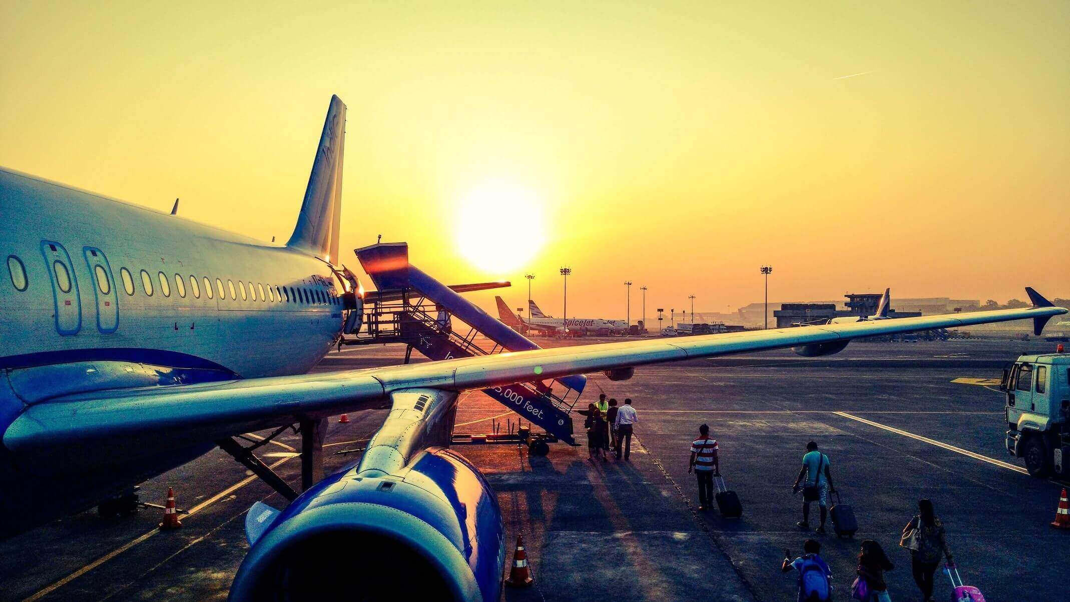10 tips for finding last minute low fare flights and accommodations.